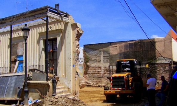 Ruinas de la casa de Simeón Mencía en la calle 16 de Agosto.
