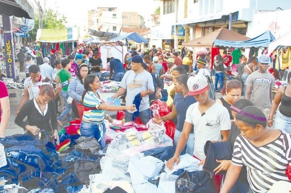 Vendedores acuden todos los jueves al mercado a ofertar sus productos. (Ricardo Flete) 
